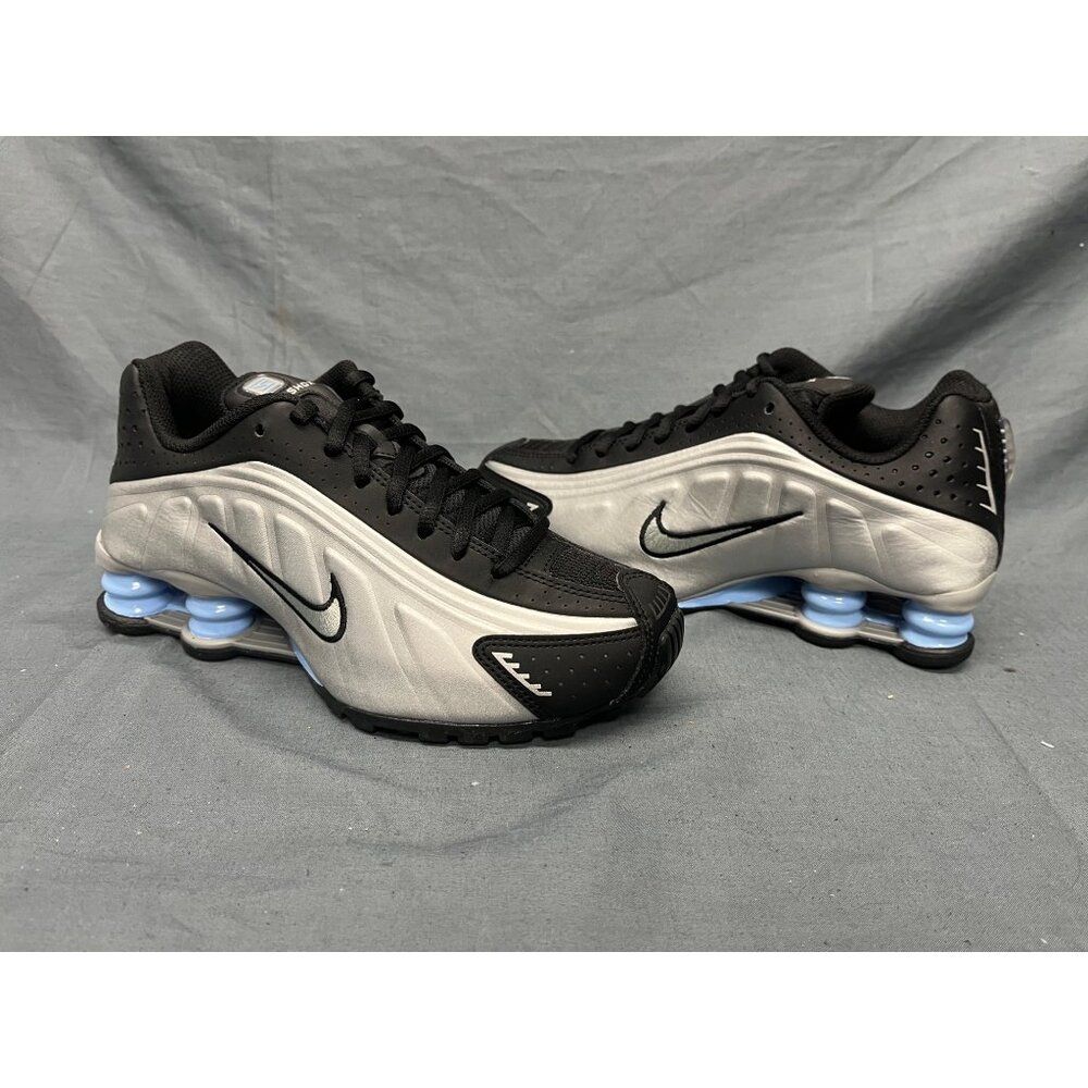 Nike Boys Shox R4 (GS) Sneakers Synthetic Silver Black Blue Size 5 NEW NO BOX!